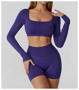 Vue détaillée de l'ensemble de yoga violet foncé avec col carré et taille haute côtelée