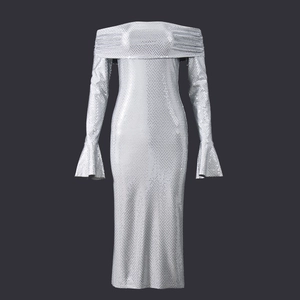 Gros plan d'une robe à paillettes argentées avec manches évasées et coupe moulante chic