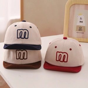 Kids cotton baseball cap with embroidered letter M and contrasting brim in three colors