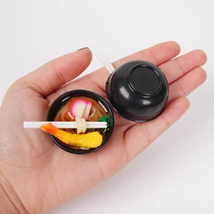 Portachiavi con cibo in miniatura con ciotola di ramen ai gamberetti realistica