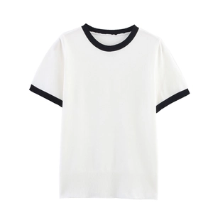 Pull en tricot blanc ajusté avec bordures noires contrastées au col et aux manches