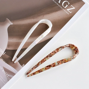 Elegant white and leopard pattern acetate U-shaped hair pins for stylish hair buns