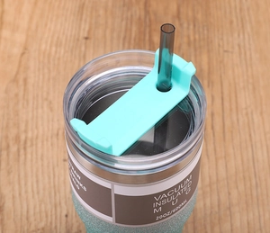 Close-up of turquoise sliding lid and straw on textured 20oz vacuum insulated tumbler