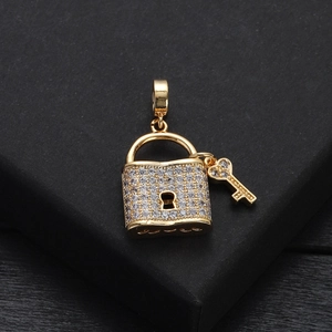 Vue macro d'un pendentif cadenas et clé doré avec incrustation de zircons étincelants