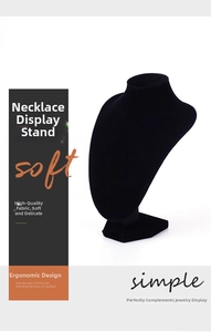 Vue latérale d'un buste de collier en velours noir de qualité avec base hexagonale stable