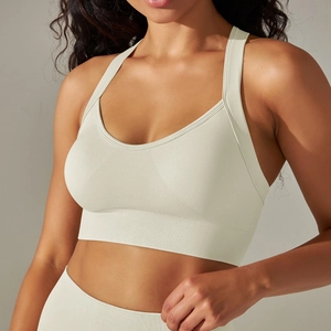 Gros plan sur la maille sans couture et la bande élastique du soutien-gorge de sport crème