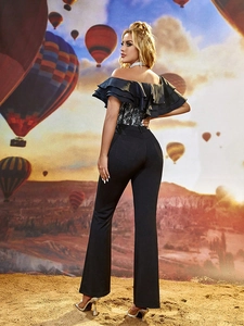 Ensemble chic noir pour femme avec haut à volants dénudé et pantalon évasé élégant