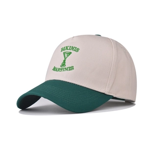 Berretto da baseball bicolore con ricamo Bikinis Martinis e visiera verde a contrasto
