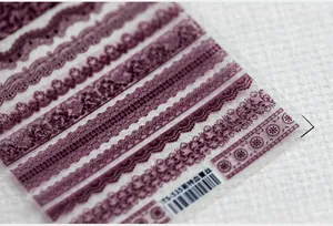 Gros plan sur les autocollants à ongles TS-535 en dentelle gothique violet foncé sur tissu