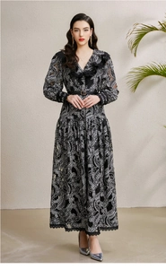 Vue détaillée de la bordure en dentelle noire et broderie paisley sur la robe longue