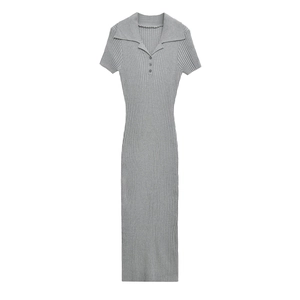 Robe longue moulante en maille côtelée grise avec manches courtes et col polo