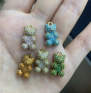 Dettaglio di cinque ciondoli a forma di orsetto colorati con pietre di zircone e finitura oro
