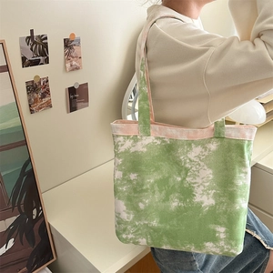 Dettaglio della borsa tote artistica in tela tie-dye in verde e bianco con tocchi rosa