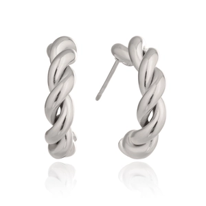 Dettaglio di orecchini a lobo in argento con un elegante design a corda intrecciata