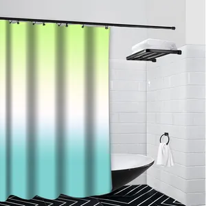 Details des wasserdichten Polyester-Duschvorhangs mit grün-blauem Farbverlauf im Badezimmer