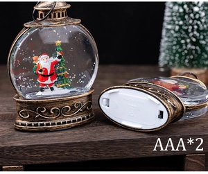 Détail de lanterne de Noël en bronze vintage avec Père Noël et spécifications piles AAA