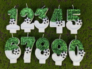 Détail de bougies d'anniversaire football avec paillettes vertes de 0 à 9