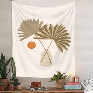 Detail eines Wandteppichs im Boho-Stil mit Palmenblättern in wohnlicher Umgebung
