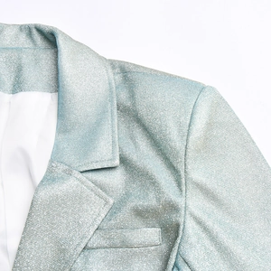 Détail du tissu du blazer bleu clair métallique avec revers et texture brillante
