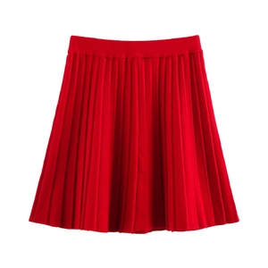 Mini-jupe plissée rouge à taille haute avec une texture tricotée sur fond blanc neutre