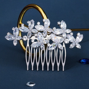 Dettaglio del pettine da sposa argento con zirconi a forma di fiore e di farfalla