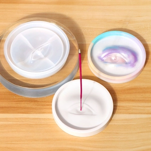 Dettaglio dello stampo in silicone a forma di occhio e porta incenso in resina