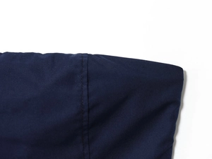 Détail macro du tissu en popeline bleu marine montrant la couture et la texture