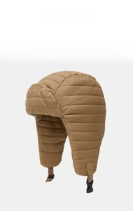 Detailaufnahme der khakifarbenen Stepp-Fliegermütze mit Ohrenklappen und Kinnschnalle
