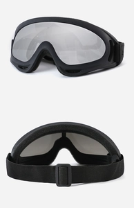 Detalle de gafas para perros con lentes plateadas reflectantes y marco de esponja suave