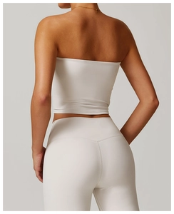 Vue détaillée du dos d'un ensemble de sport bustier et legging blanc crème pour femme