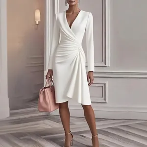 Robe longue blanche à col en V avec détails plissés à la taille pour une silhouette affinée