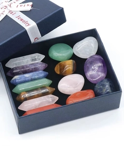Détail macro du coffret cadeau en cristal naturel avec prismes et pierres polies