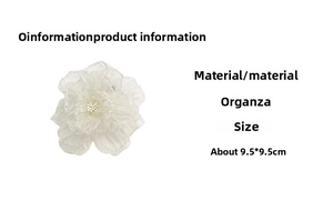 Détail de la pince à fleurs en organza blanc montrant la taille 9,5cm et pétales soyeux