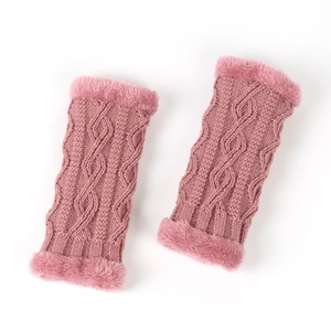 Détail de mitaines en tricot rose avec motif en losange et bordure en fausse fourrure
