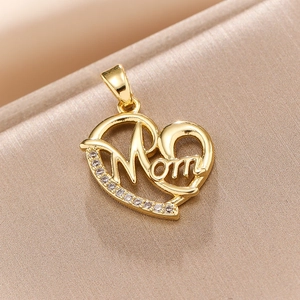 Pendentif cœur doré Mom avec zircons incrustés sur fond de soie beige élégant