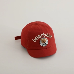 Dettaglio del cinturino regolabile sul cappello da baseball rosso bimbo con orsetto