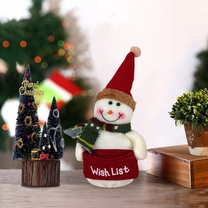 Pupazzo di neve di peluche con cesto regalo rosso e mini albero di Natale