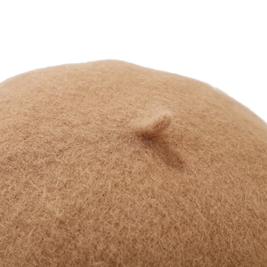 Detail der kamelfarbenen Wollbaske mit Fokus auf den Stiel und die Faserstruktur