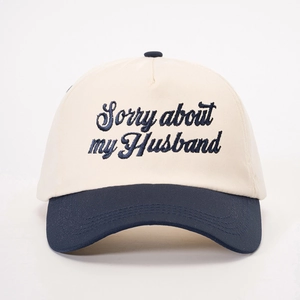 Casquette de baseball bicolore avec broderie Sorry about my Husband en bleu marine et beige