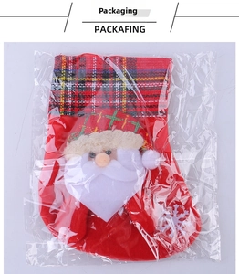 Petit sac cadeau de Noël rouge présenté dans un emballage plastique