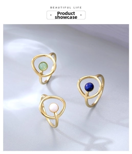 Vista detallada de anillos minimalistas dorados con piedras redondas verdes, azules y blancas