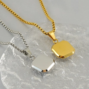 Minimalistische quadratische Anhänger-Halskette in poliertem Gold und Silber Edelstahl