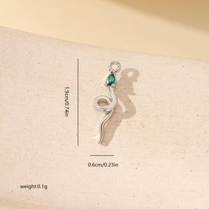 Pendentif serpent en argent avec zircon vert et dimensions de 1,9 cm de longueur
