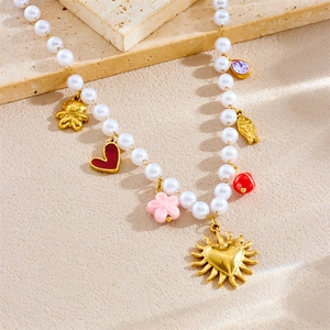 Collana di perle in acciaio inossidabile dorato con ciondoli a cuore e fiori colorati