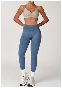 Detail der nahtlosen High-Waist Yoga-Hose mit Acid-Wash Textur und breitem Rippbündchen