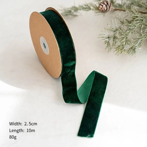 Détail macro du ruban en velours vert foncé de 2,5 cm pour nœuds et décors de Noël