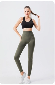 Détail du legging de yoga sans couture vert à taille haute avec texture en maille côtelée