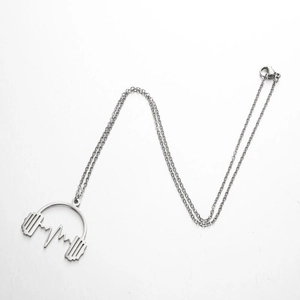 Collier minimaliste argenté avec pendentif casque et forme d'onde sur fond blanc