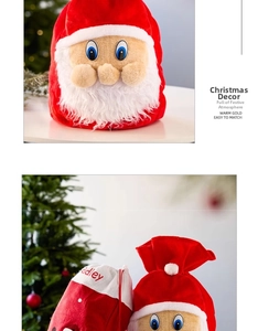 Détail d'un sac cadeau Père Noël en velours rouge avec cordon et peluche blanche