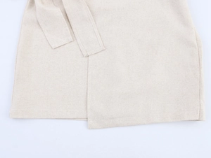 Gros plan sur la texture coton-lin et la ceinture nouée d'une robe trapèze kaki vintage